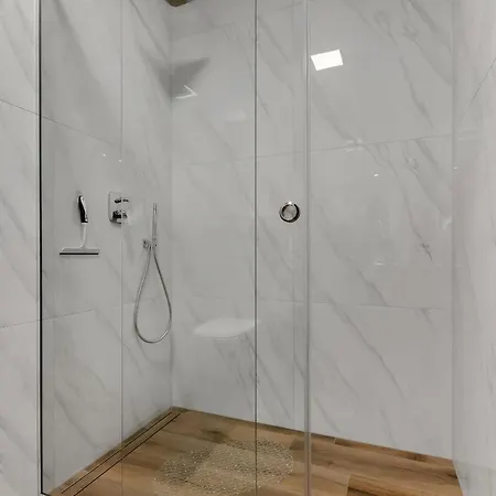 Nina 2, * Макарська