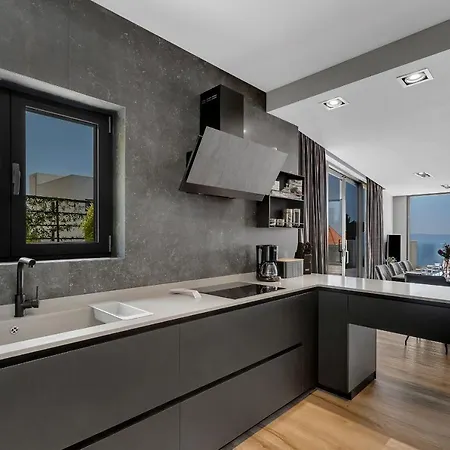 Nina 2, * Макарська