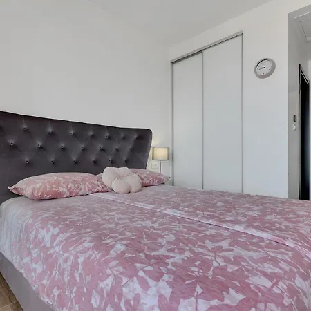 Nina 2, Вілла Макарська