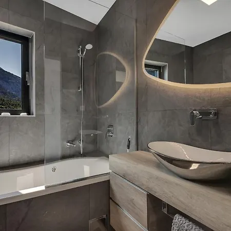 Nina 2, Макарська