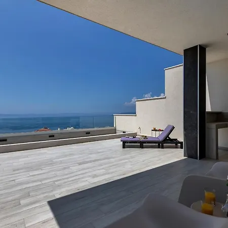 Nina 2, 마카르스카