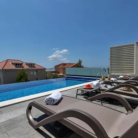 Nina 2, 마카르스카