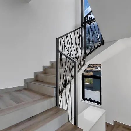 Nina 2, * מאקרסקה