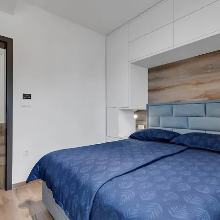 Nina 2, * מאקרסקה