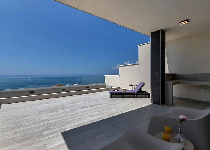 Nina 2, מאקרסקה