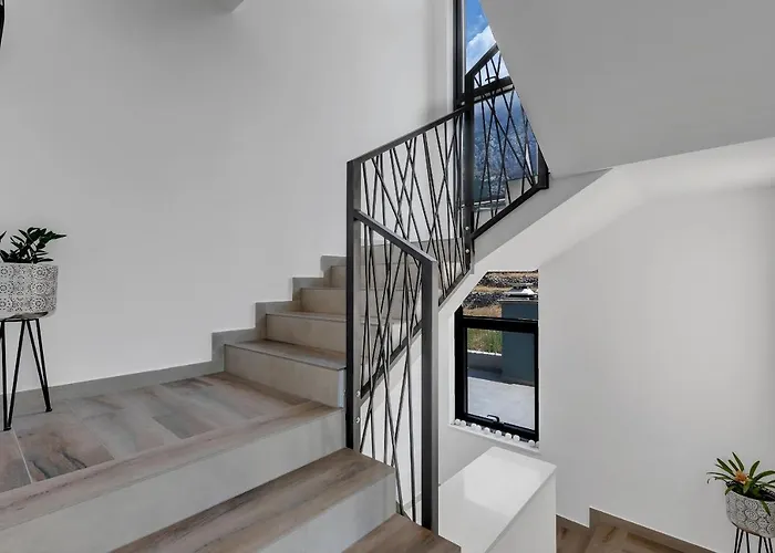 Nina 2, * מאקרסקה