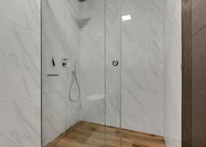 Nina 2, * מאקרסקה